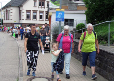 Musikalische Familienwanderung: Impressionen von der Wegstrecke zum ersten Stopp am Kappelberg.