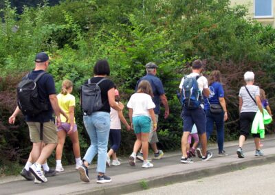 Musikalische Familienwanderung: Impressionen von der Wegstrecke zum ersten Stopp am Kappelberg.