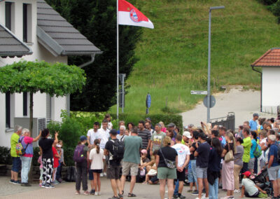 Musikalische Familienwanderung: Impressionen vom ersten Stopp am Kappelberg.