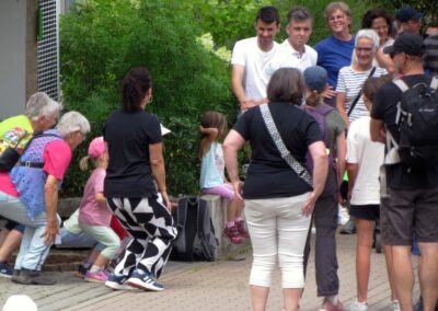 Musikalische Familienwanderung: Impressionen vom ersten Stopp am Kappelberg.