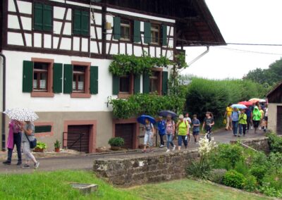 Musikalische Familienwanderung: Die Wandergruppe zieht vorbei am Mattesenhof zur Ruhl.