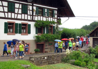 Musikalische Familienwanderung: Die Wandergruppe zieht vorbei am Mattesenhof zur Ruhl.