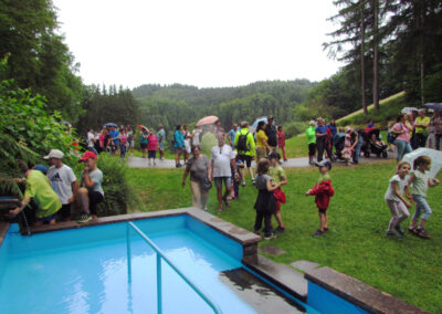 Musikalische Familienwanderung: Impressionen vom letzten Stopp am Wassertretbad.