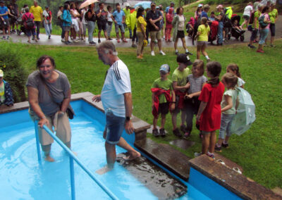Musikalische Familienwanderung: Impressionen vom letzten Stopp am Wassertretbad.