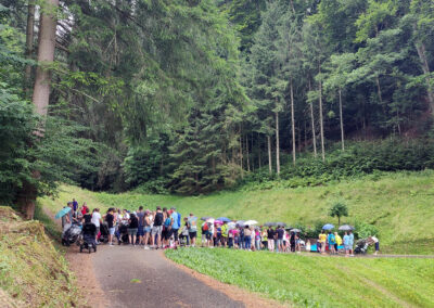 Musikalische Familienwanderung: Impressionen vom letzten Stopp am Wassertretbad.
