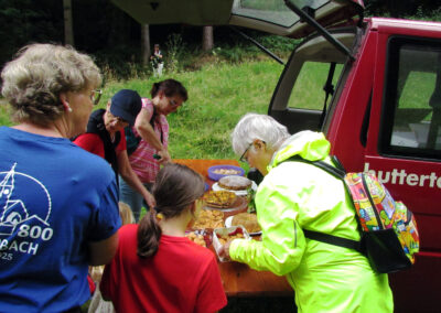 Musikalische Familienwanderung: Impressionen vom letzten Stopp am Wassertretbad.