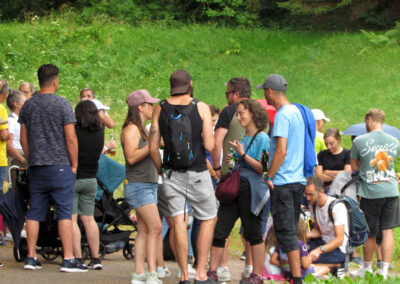 Musikalische Familienwanderung: Impressionen vom letzten Stopp am Wassertretbad.