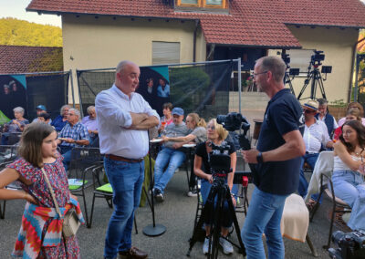 Am Premierenabend: Bürgermeister Matthias Litterst im Gespräch mit dem Filmteam der Erny Videoproduktion.