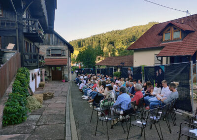 Es ist vollbracht: Freude über einen gelungenen Premierabend – sowohl beim Publikum als auch bei den Laienschauspielerinnen und -schauspieler.