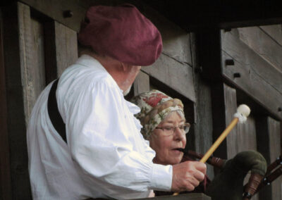 Wolfgang Miessmer und Marion Gumper überbrückten den Umbau mit Dudelsack- und Trommelklängen.