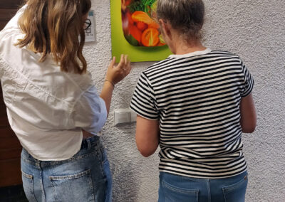 Impressionen vom Bilderwechsel am Vortag zur Midissage. Auch zur Finissage sollen noch einmal die Bilder ausgewechselt werden.