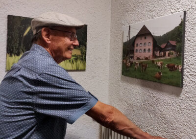 Impressionen vom Bilderwechsel am Vortag zur Midissage. Auch zur Finissage sollen noch einmal die Bilder ausgewechselt werden.