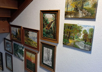 Dörlinbach hat eine lebendige Kunstszene. Hier exemplarisch einige der derzeit im Rathaus ausgestellten Werke.