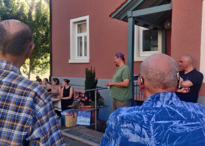 Momentaufnahmen rund um die Midissage, die zeigte, wie lebendig die Kunstszene in Dörlinbach ist.