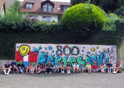Geschafft: Das farbenfrohe Kunstprojekt der Jugend ziert nun den Parkplatz bei der Alten Schule – mitten im Dorf.