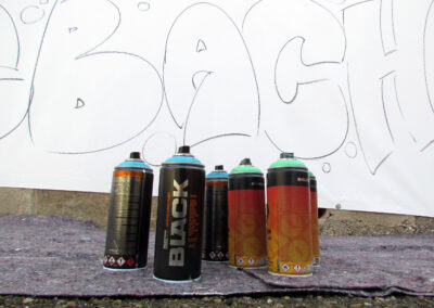 Momentaufnahmen von der Graffiti-Aktion der Dörlinbacher Jugend bei der Alten Schule. 15 Jugendliche eine triste Stützmauer in ein leuchtendes Wandbild.