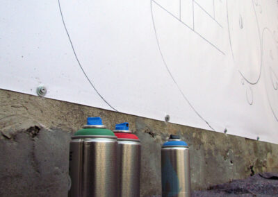 Momentaufnahmen von der Graffiti-Aktion der Dörlinbacher Jugend bei der Alten Schule. 15 Jugendliche eine triste Stützmauer in ein leuchtendes Wandbild.
