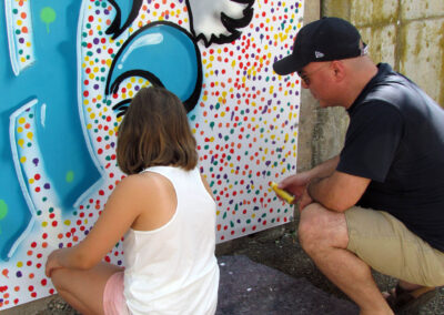 Sogar Bürgermeister Matthias Litterst, zusammen mit seiner Tochter Johanna, wagte sich kurzzeitig mit Graffiti-Marker und Spraydose an die Wandkunst.