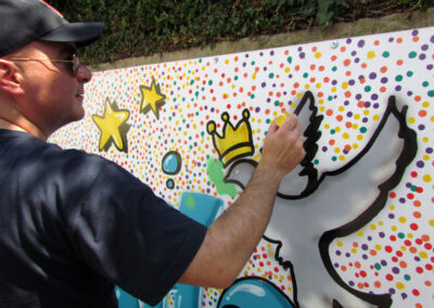 Sogar Bürgermeister Matthias Litterst, zusammen mit seiner Tochter Johanna, wagte sich kurzzeitig mit Graffiti-Marker und Spraydose an die Wandkunst.