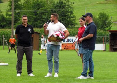 Johannes Vetter im Gespräch mit Bürgermeister Matthias Litterst und seinen Gastgebern vom SV Dörlinbach.