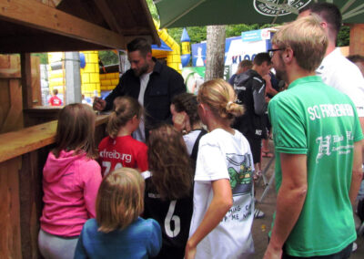 Wie ein Magnet zog Johannes Vetter Klein und Groß an. Auch einige Erwachsene wie Hermann Fischer ergattern sich ein Autogramm von Vetter.