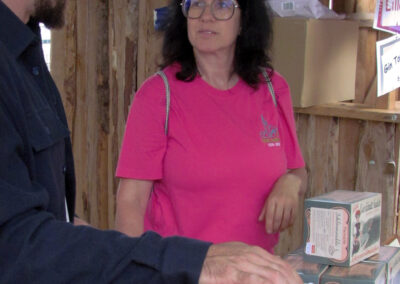 Vetter besuchte auch den Verkaufsstand für Jubiläumsnudeln. Andrea Schwörer hatte eine pfiffige Idee und ließ eine Verpackung ihrer Jubiläumsnudeln signieren.