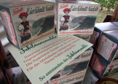 Vetter besuchte auch den Verkaufsstand für Jubiläumsnudeln. Andrea Schwörer hatte eine pfiffige Idee und ließ eine Verpackung ihrer Jubiläumsnudeln signieren.