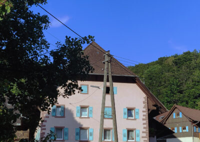 Der Ziegelhof lädt zum Verweilen ein. Über Jahrhunderte hinweg nannte man den Hof „s' Zieglers“, bis der Name „Ziegelhof“ Mitte des 20. Jahrhunderts aufkam.