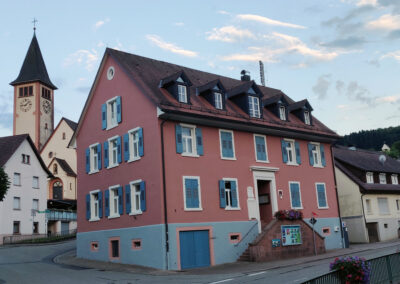 Bei der ganzjährigen Kunstausstellung im Rathaus stehen auch Bauernhöfe im Blickpunkt. Die Ausstellung hat während des Bauernhof-Tags geöffnet.