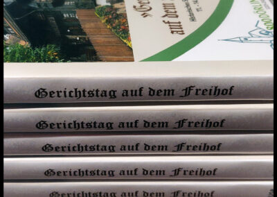 Ab sofort erhältlich: Film über das historische Schauspiel „Gerichtstag auf dem Freihof“. Erhältlich für 25 Euro bei Andrea Schwörer, Unterrain 5.