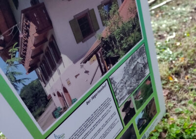 Die „erzählenden Tafeln“ sind fertig und werden ausgeliefert und bestaunt. Diese Tafeln erzählen in Wort und Bild von den Hofgütern und ihrer bewegten Geschichte.