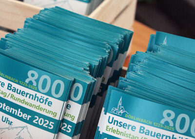 Impressionen vom Informationsstand auf dem Sandplatz. Etwa 2.000 Besucherinnen und Besucher fanden den Weg zur Rundwanderung „Unsere Bauernhöfe“.