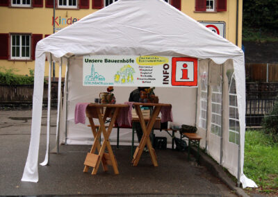 Impressionen vom Informationsstand auf dem Sandplatz. Etwa 2.000 Besucherinnen und Besucher fanden den Weg zur Rundwanderung „Unsere Bauernhöfe“.