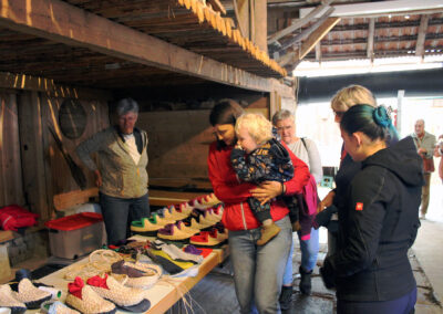 Impressionen von der Ausstellung in der alten Dorfmühle. Die Gäste konnten hautnah erfahren, wie Strohschuhe gefertigt, Zigarren gewickelt und Seile gedreht wurden.
