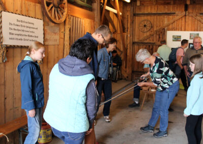 Impressionen von der Ausstellung in der alten Dorfmühle. Die Gäste konnten hautnah erfahren, wie Strohschuhe gefertigt, Zigarren gewickelt und Seile gedreht wurden.