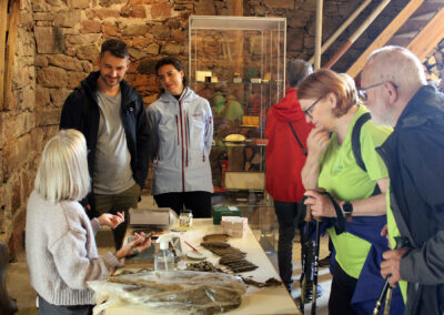 Impressionen von der Ausstellung in der alten Dorfmühle. Die Gäste konnten hautnah erfahren, wie Strohschuhe gefertigt, Zigarren gewickelt und Seile gedreht wurden.