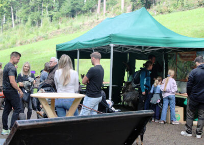Impressionen vom Waldparkplatz bei der Prinschbachhütte. Vor Ort informierten die Kitzrettung und der Forstbetrieb Zehnle.