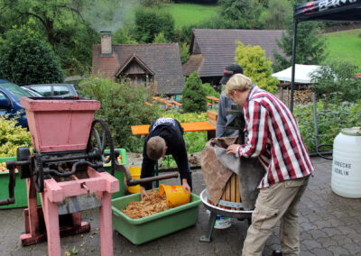 Impressionen vom Jägertonihof im Prinschbachtal, wo man hautnah erleben konnte, wie Apfelsaft in der Vergangenheit hergestellt wurde.