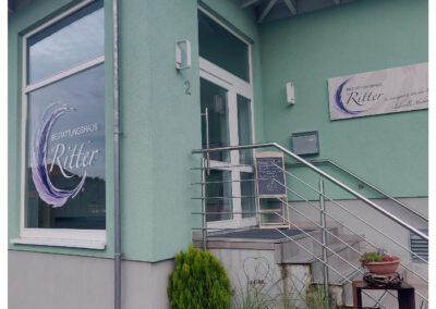 Bestattungshaus Ritter eröffnet in den Räumlichkeiten des ehemaligen Elektrogeschäfts Winterer im Schätzleweg.