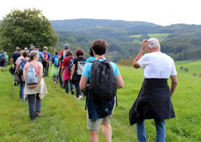 Historische Wanderung: Im Mittelpunkt stand zunächst der Alte Kirchweg, der die Gruppe vorbei am neuen Outdoor-Rahmen und der Sandgrubenhütte führte.