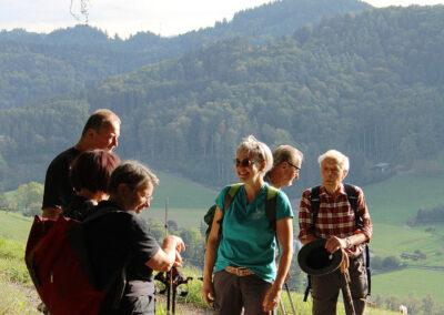 Historische Wanderung: Im Mittelpunkt stand zunächst der Alte Kirchweg, der die Gruppe vorbei am neuen Outdoor-Rahmen und der Sandgrubenhütte führte.