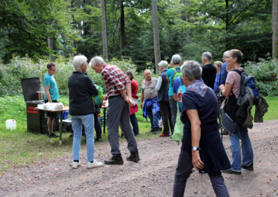 Historische Wanderung: Rast auf dem Tannenböschle beim Totenruhstein. Der Radfahrverein „Schutterbund“ empfing die Wandergruppe mit einer kleinen Stärkung.
