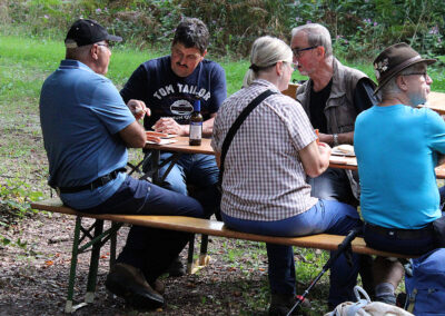 Historische Wanderung: Rast auf dem Tannenböschle beim Totenruhstein. Der Radfahrverein „Schutterbund“ empfing die Wandergruppe mit einer kleinen Stärkung.