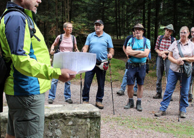 Historische Wanderung: Rast auf dem Tannenböschle beim Totenruhstein. Der Radfahrverein „Schutterbund“ empfing die Wandergruppe mit einer kleinen Stärkung.
