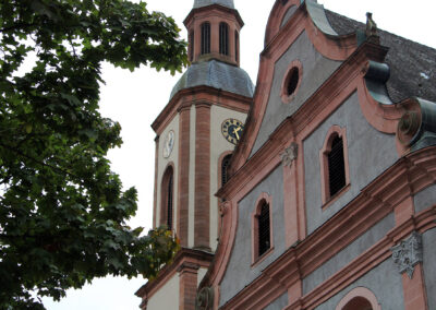Historische Wanderung: Ankunft und Empfang in Ettenheimmünster. Die geschichtsträchtige Wanderung fand auf dem Landelinfest ihren Ausklang.