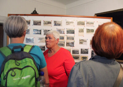 Historische Wanderung: Besuch der Postkarten-Ausstellung. Heißt es nun „Landelin“ oder „Landolin“? Beide Schreibweisen weisen alte und neue Postkarten aus.