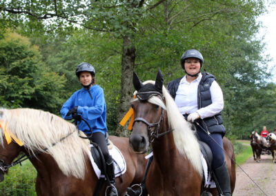 Begegnung im Dörlinbacher Grund: Wandergruppe aus Dörlinbach und Pferdeliebhaber aus Schweighausen.
