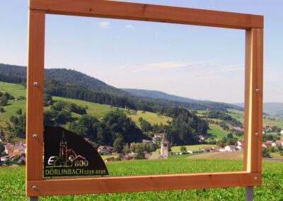 Der erste Rahmen steht auf dem Kappelberg vor der Gedächtniskapelle mit einer herrlichen Aussicht auf Dörlinbach sowie über das Tal in Richtung Schuttertal.