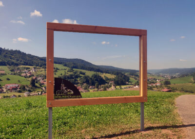 Der erste Rahmen steht auf dem Kappelberg vor der Gedächtniskapelle mit einer herrlichen Aussicht auf Dörlinbach sowie über das Tal in Richtung Schuttertal.