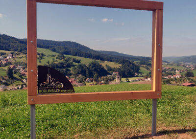 Der erste Rahmen steht auf dem Kappelberg vor der Gedächtniskapelle mit einer herrlichen Aussicht auf Dörlinbach sowie über das Tal in Richtung Schuttertal.